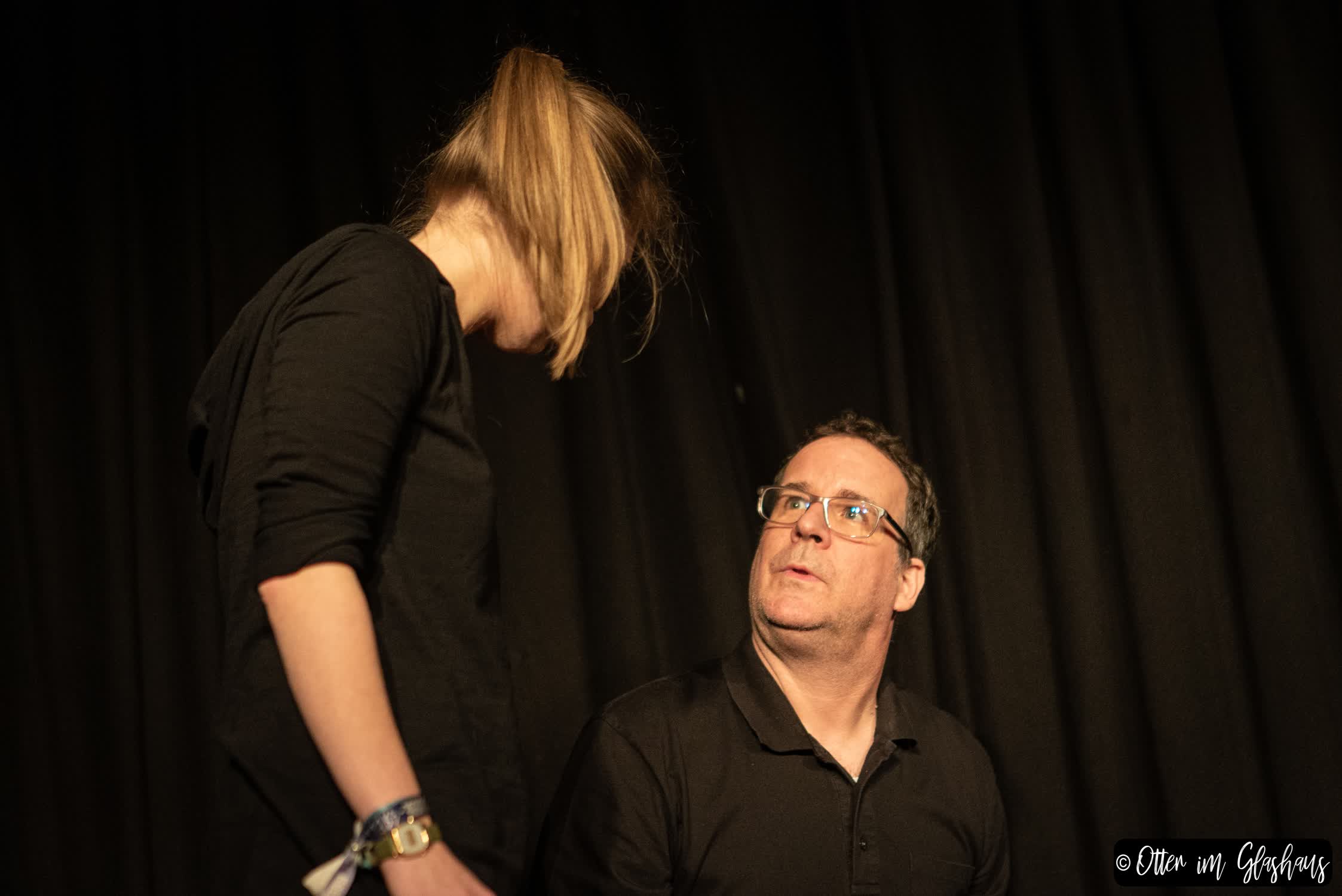 Zwei Schauspielende. Einer schaut ängstlich verdutzt auf zur anderen.